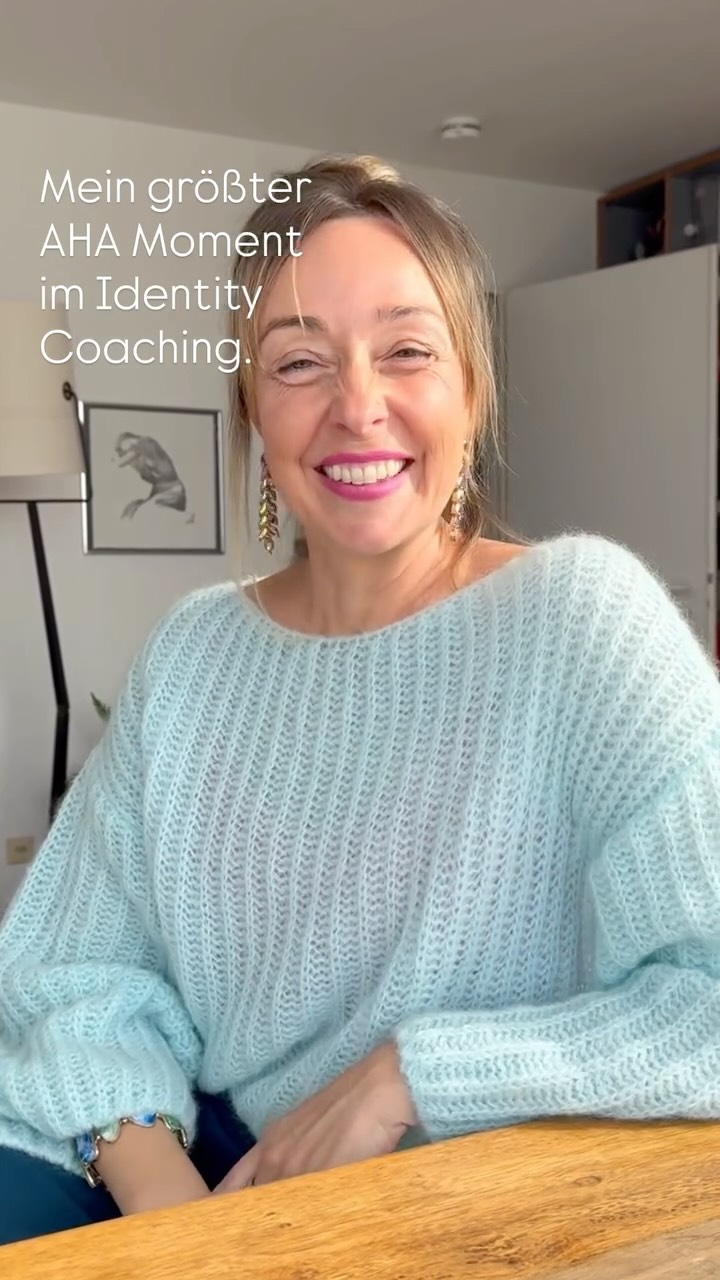 ✨ „Plötzlich hab ich gesehen, was wirklich zu mir passt…“
Was früher unbewusst geschah, wurde im Identity Coaching zum bewussten Erkennen: Welche Stoffe unterstreichen meine Persönlichkeit? Welche Muster bringen meine Essenz zum Strahlen?
🪞 Annika @weitnerdenken beschreibt diesen Aha-Moment, als sich ihr Blick veränderte – weg vom schnellen Konsum, hin zur feinen Wahrnehmung.
Das, was vorher unbemerkt blieb, bekommt Bedeutung: Struktur, Farbton, Linienführung – jedes Detail spricht.
🛍️ Und Shopping? Fühlt sich auf einmal wie eine Reise zu sich selbst an – klar, leicht und tief.
Denn wenn Stil und Identität sich verbinden, entsteht etwas Magisches: Echtheit.
🤍 Es gibt so viel zu entdecken – in dir, auf dir, für dich
Ab dem 17.9. gibt es wieder freie Termine für deine Stiltransformation.
#personalshopping #identitystyling #identitystylist #identitylook #feedback #mehrvondir