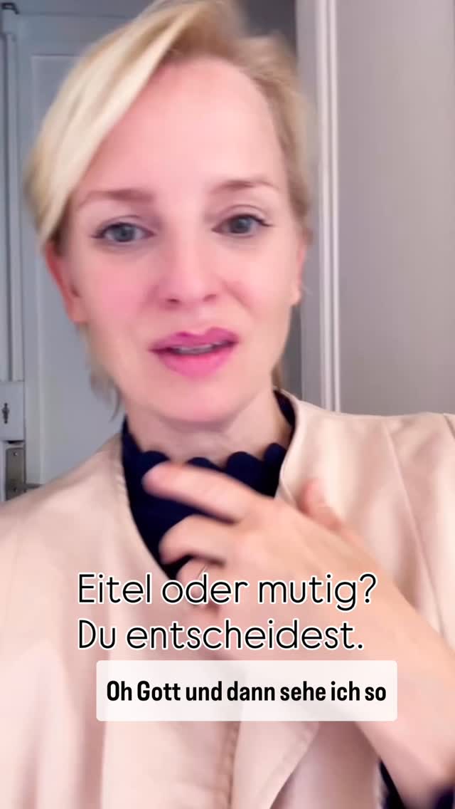Zu aufgedonnert.“
„Was sollen die anderen denken?“
„Dann denken alle, ich bin nur mit meinem Aussehen beschäftigt…“
Und was wenn du aber frisch und zugänglich rüberkommen könntest? Klar, sicher und eindeutig. Irgendwie anders, besonders, eben wie du so bist.
Man merkt sofort, dass du dich wertschätzt, dich spürst , kreativ bist. Und das wirkt magnetisch und nicht eitel oder oberflächlich.
Aber stattdessen?
Immer wieder die gleichen 3 Outfits.
Ein Kleiderschrank voller Nichts-zum-Anziehen.
Unzufriedenheit, die leise mitläuft – auch im Job.
Und das Gefühl, irgendwie nicht rauszukommen aus dieser Schleife.
Warum?
Weil uns oft beigebracht wurde, zeig dich lieber nicht so sehr. Bleib neutral, angepasst bloß nicht auffallen. Bloß nicht eitel wirken.
Aber was, wenn genau das Gegenteil wahr ist?
Was, wenn dein Stil kein Risiko ist – sondern dein größter Hebel?
Was, wenn du dich einfach mal traust, dich zu zeigen?
Stil ist kein Risiko. Stil ist Präsenz! Und ein entscheidender Teil deiner Positionierung.
✨ Wenn du spürst, dass du bereit bist, dich neu zu definieren – schreib mir.
Denn dein Stil darf endlich ausdrücken, wer du wirklich bist.
#identitycoaching #stilalsstatement #sichtbarkeit #frauenimbusiness #neuanfangmitstil