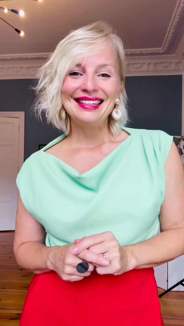 Wenn du genau weißt, welche Stilzutaten du brauchst, also die Basis kennst, kannst du wunderbar anfangen neue frische Inspirationen einzubauen. Damit bleibst du immer im Hier und Jetzt ohne deinen Stil zu veraten. 
Und das Beste, du brauchst nicht mehr ständig neue Teile zu kaufen, weil die Besten sowieso im Schrank sind. 
Und es manchmal nur noch ein Accessoire oder eine neue Kombi- Idee braucht. 
Ich zeige dir, wie du dir deine individuelle Capsule Wardrobe aufbaust und wieviel du daraus alles machen kannst. 
„Anja, du sprudelst nur so vor Ideen.“ sagte letztens gerade wieder eine Kundin 
Schnapp dir die letzten freien slots in diesem Jahr. 
Zum aktuellen Preis. Neues Jahr- neue Ideen. 
Lass uns im Kennenlern- Call deine Style- Themen besprechen und schauen, ob das Identity Style Coaching für dich das Richtige ist. DM Me. 
#colourcoaching #personalshopping #identitystyling #identitystylist #nachhaltigleben #kleiderschrankcheck