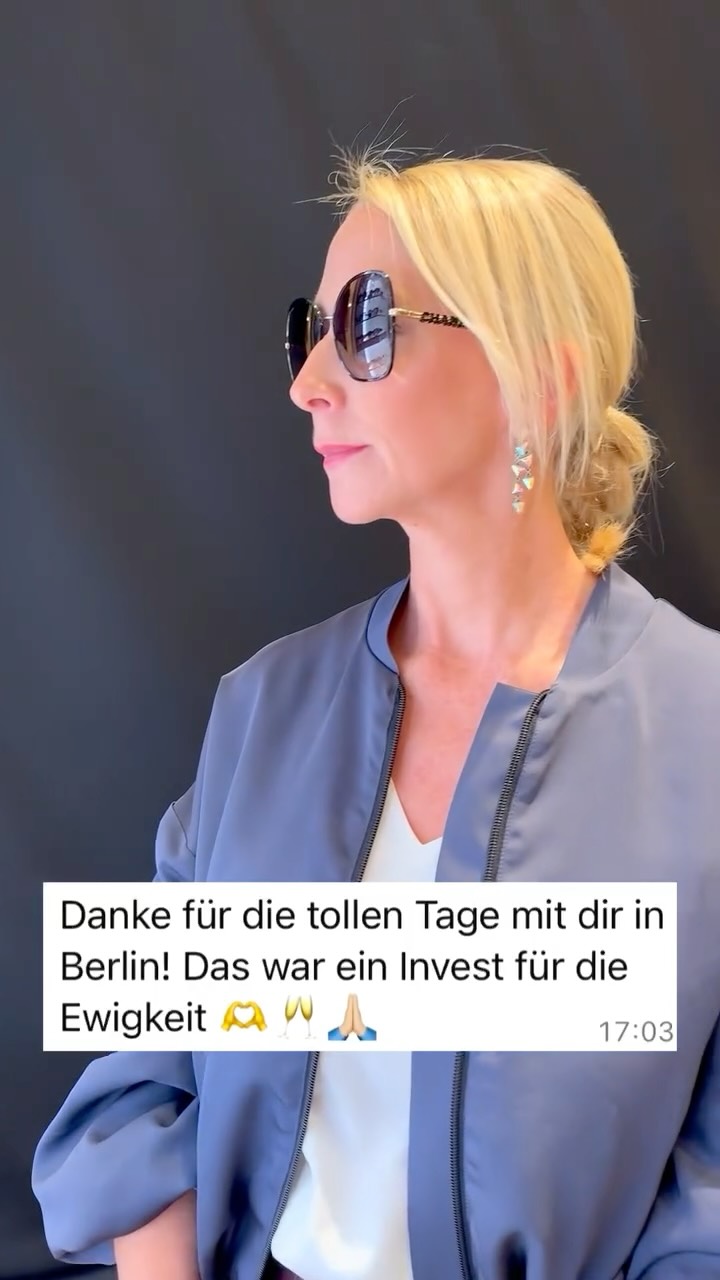 3 Tage Berlin. 1 Frau. 
Eine Transformation, die so viel mehr strahlende Persönlichkeit zeigt. 
Wir haben Denises Stil-DNA entschlüsselt: Farben, Schnitte, Stoffe, Schmuck, Frisurideen – alles auf ihre Stil-Persönlichkeit zugeschnitten. 
Ihr Kleiderschrank wurde neu gelesen, passende Trends für sie übersetzt und beim Shopping von Hidden Gems bis KaDeWe sichtbar gemacht. 💫
Identity-Style-Coaching bedeutet: Nicht einfach Kleidung. Sondern ein Spiegel deiner neuen Identität.
Danke liebe @deniseprihoda für deine Offenheit und dein Vertrauen. Es hat mir auch großen Spaß gemacht. ☀️
Dieses Erlebnis kannst auch du dir in Berlin gönnen. 
Exklusiv, individuell und unvergesslich. 
Oder ich komme zu dir. Lass uns darüber sprechen und schauen was du brauchst. 
Dm me for more. 
#personalshopping #individuality #identitycoaching #identitystylist #personalstylist #colourcombination❤️ #farbberatungberlin #berlín