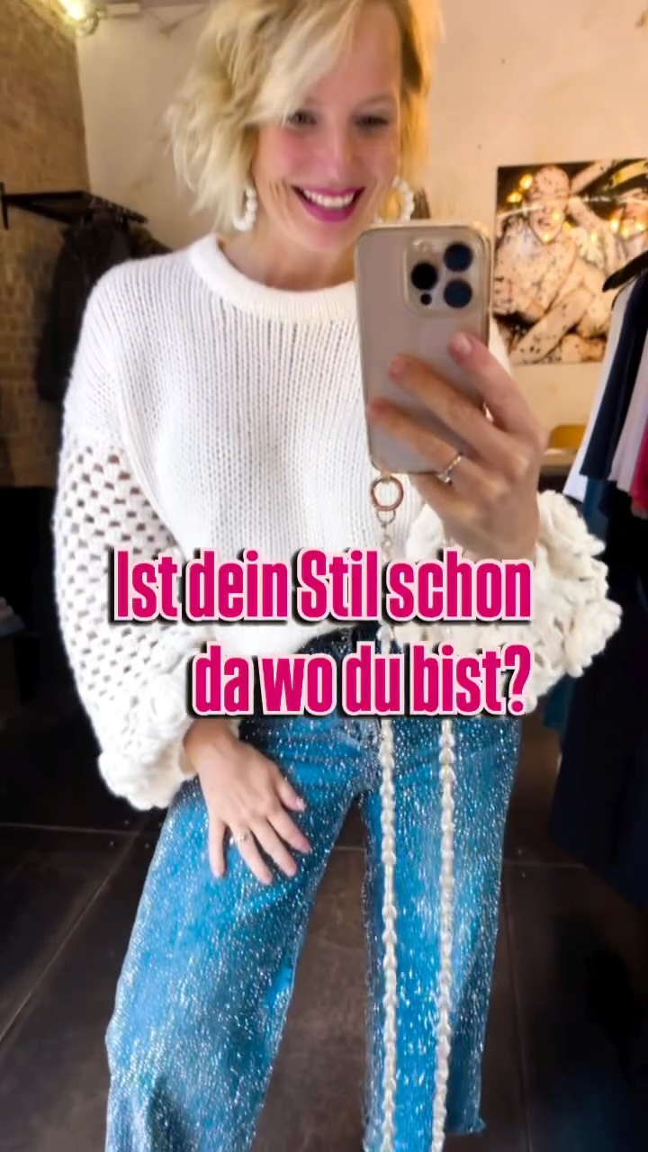 Du hast den nächsten Karriereschritt gemacht.
Mehr Verantwortung. Mehr Sichtbarkeit.
Aber wenn du ehrlich bist – dein Stil ist da noch nicht ganz angekommen.
Du bist längst Führungskraft,
aber du wirkst noch wie davor.
Das ist kein Oberflächen-Thema.
Das ist Identität.
Denn Stil ist kein „nice to have“.
Er ist die visuelle Übersetzung deiner inneren Haltung.
Wenn du willst, dass man dir Kompetenz, Erfahrung und Präsenz zuschreibt,
muss dein Außen das widerspiegeln.
Im Identity Style Coaching geht es genau darum:
✨ dein Standing sichtbar machen
✨ Führungsstärke zeigen – ohne Verkleidung
✨ Klarheit im Außen schaffen, die dich stärkt.
Denn du kannst noch so viel wissen, können und führen 
wenn dein Stil nicht mitwächst,
bleibst du im Außen dort stehen, wo du mal warst. 
Wenn du spürst, dass du innerlich längst weiter bist,
aber dein Stil das (noch) nicht zeigt, 
dann lass uns reden.
Wir bringen dein Standing in Form. 💼✨
Bis zum 8.10. zum aktuellen Superpreis. 
#IdentityStyleCoaching #PersonalBranding #LeadershipStyle #AuthentischWirken #FemaleLeadership #StilmitHaltung #KarriereStil #ExecutivePresence