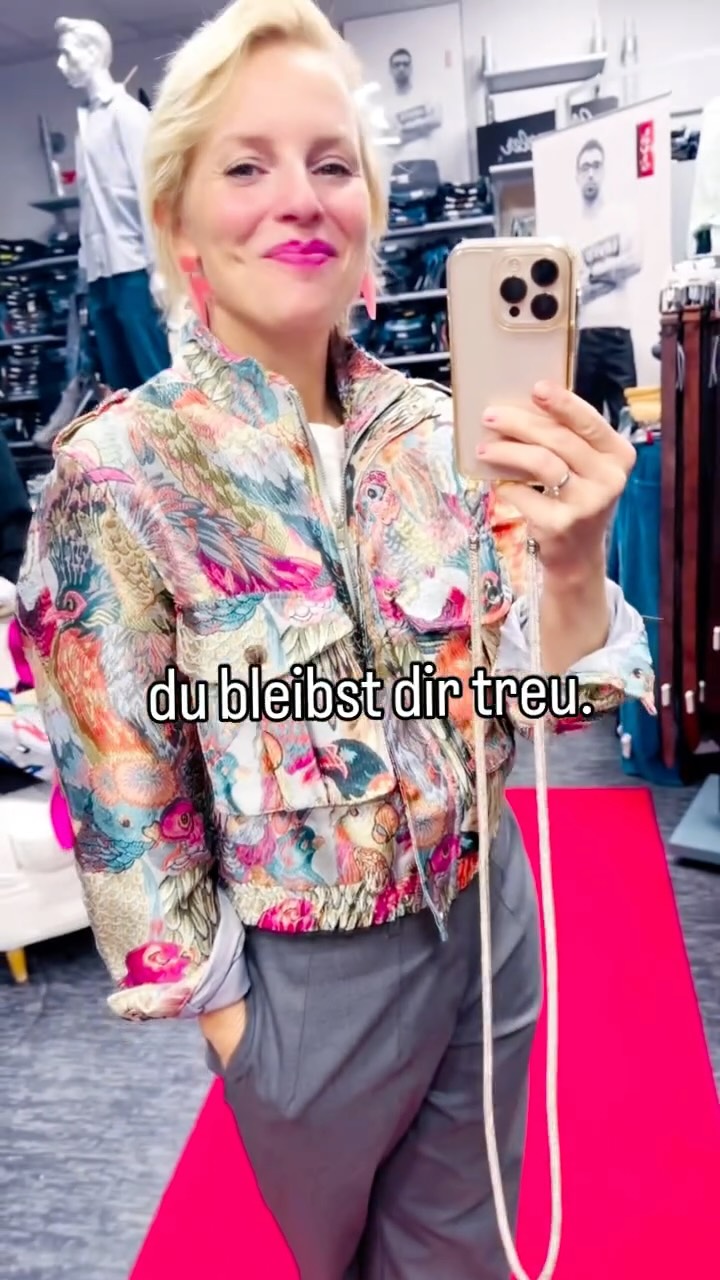 Wie wäre das wohl?
Wenn du morgens in den Spiegel schaust und weißt:
Das bin ich. Nicht, weil es jemand erwartet. Nicht, weil es gerade angesagt ist.
Sondern, weil du es fühlst.
Weil deine Kleidung dich nicht kleiner macht, sondern größer.
Weil du endlich siehst, was andere schon lange wahrnehmen:
Dein Strahlen. Deine Klarheit. Deine Einzigartigkeit.
Stell dir vor, du gehst hinaus in die Welt, nicht um zu gefallen,
sondern um zu sein. Voll und frei.
Wie wäre das wohl?
Vielleicht… wie nach Hause kommen. In dir selbst.“**
Wenn du spürst, dass es Zeit ist, dich selbst wieder in deinem Stil zu entdecken – dann lass uns reden.
Ich begleite dich auf dem Weg zu deinem ganz persönlichen Ausdruck.
Schreib mir eine Nachricht oder buche dein Identity Coaching.
Du musst nicht warten. Du darfst jetzt strahlen.