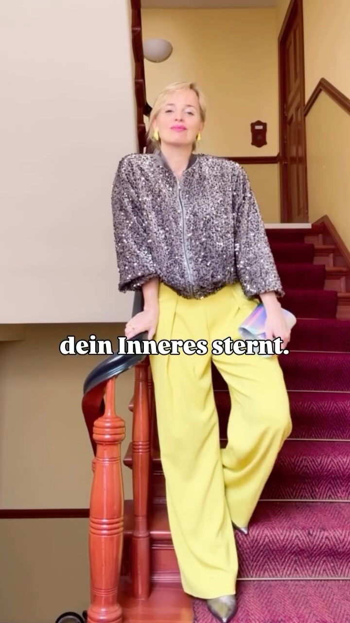 Erfolg  Macht Anziehend
vs.
Anziehen Macht Erfolg. ⭐️
Ich erlebe es in meinen Identity Style Coachings immer wieder. Wenn das Äußere endlich zum Inneren passt, verändert sich alles. 
Die Haltung, der Blick , der Mut gesehen zu werden, 
Erfolg beginnt mit der Entscheidung, dich selbst ernst zu nehmen. 
In meinen exklusiven Coaching Session bleibt keine Frage offen und am Ende steht ein kuratierter  Kleiderschrank mit zig Ideen dich zu stylen und das Beste: All diese neuen Möglichkeiten sind ganz Du. 
⭐️vielschichtig, individuell & besonders! 🌟
#identitycoaching #colourcoaching #personalshopping #zeigwerdubist