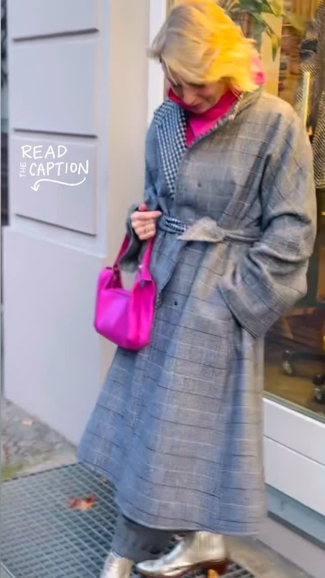 Ein hochwertiger Mantel ist weit mehr als eine wärmende Hülle. Er ist eines der kraftvollsten Stil-Statements, die du im Alltag setzen kann. 
1. Er prägt deinen gesamten Auftritt
Der Mantel ist das Erste, was man sieht – auf dem Weg ins Büro, beim Kita-Drop-off oder beim Kundentermin. 
2. Er strukturiert deine Garderobe
Ein hochwertiger Mantel ist wie ein stilistisches Leitsystem:
Für eine Capsule Wardrobe ist er sogar entscheidend, weil er jedes darunterliegende Outfit veredelt, egal ob Business-Look, Jeans oder Midikleid.
3. Er spart Zeit und Nerven
Gerade wenn der Alltag fordernd ist, möchtest du morgens nicht überlegen, wie du „irgendwie gut“ aussehen könntest. Ein toller Mantel löst das sofort. Er trägt die stilistische Hauptlast, sodass du mit wenigen Basics trotzdem fertig gestylt wirkst.
4. Er begleitet dich viele Jahre
Qualität macht sich hier besonders bezahlt:
Ein Mantel aus hochwertiger Wolle, Leder oder einem guten Cashmere-Mix hält Form, Farbe und Eleganz über viele Saisons. Er altert nicht – er reift.
5. Er stärkt dein Selbstbild
Vielleicht der wichtigste Punkt:
Ein Mantel kann ein Gefühl transportieren. 
Stärke, Neubeginn, Reife, Ambition, Lebendigkeit. 
Wie fühlt sich der Gedanke an, ein Teil zu besitzen, das dich über Jahre hinweg begleitet, statt schnell ersetzt zu werden?
Und @lookatyouberlin begleitet dich dabei, damit du sicher und mit gutem Gefühl entscheidest.
🌟Mantel: @jeeij_berlin (Werbung aus Überzeugung) 
#personalshopping
#identitystyling 
#stylewithpurpose
#identitythroughstyle
#mindfulstyle
#personalinpowermentstyle
#styleconfidence
#authenticappearance
#innerouteralignment