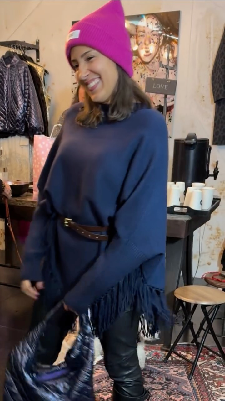 Maria dachte: Grau ist sicher. 
Und Sicherheit fühlt sich vertraut an.
Bis wir denselben Poncho in Marine ausprobiert haben.
Gleicher Schnitt aber plötzlich mehr Strahlkraft. 
Mehr Präsenz. Mehr sie.
Ein Pop of Colour? Fuchsia?
Vorher undenkbar.
Dann angezogen und überrascht gelächelt.
Genau da passiert Magie:
Wenn Gewohnheit aufhört zu führen
und Identität anfängt zu sprechen.
Mit einem auf Maria abgestimmten Konzept wurde aus „passt schon“
ein Look, der frisch, feminin und trotzdem classy ist.
Kein Verkleiden. Kein Trend.
Sondern Ausdruck.
„Das hätte ich nicht gedacht.“
Eines der schönsten Komplimente überhaupt.
Raus aus alten Sicherheitszonen.
Hin zu mehr von dir.
Manchmal braucht es dafür einfach einen Impuls von außen. 
Wenn du dir auch klare, originelle Ideen wünschst,
wie dein Stil dich wirklich widerspiegelt, 
lass uns sprechen.
Dieses Styling ist auf dem Styling Sunday bei @rauberlin entstanden. Immer wieder dankbar für so schöne und originelle Shops in der Hauptstadt.💕#webungausüberzeugung 
#personalstyling #mehrvondir #personalshopping #colourstylist #identitycoaching #farbberatungberlin #identitylook #colourconsultant