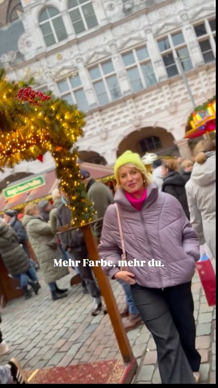 Farben werden geliebt.
Aber selten gelebt. 
Zwischen dem, was uns berührt,
und dem, was wir uns erlauben,
liegt oft eine unsichtbare Grenze.
Farbe ist keine Geschmacksfrage.
Sie ist eine Identitätsfrage.
Viele meiner Kundinnen halten sich für „Farbenmuffel“.
In Wahrheit fehlt ihnen nicht die Begeisterung,
sondern die Erlaubnis, sichtbar zu sein.
In dem Moment, in dem sie den Unterschied erkennen,
sehen sie sich selbst zum ersten Mal klarer.
Und plötzlich wird Farbe kein Risiko mehr,
sondern Ausdruck.
Mehr Farbe heißt nicht lauter sein.
Es heißt echter sein.
Wo lebst du Farbe – 
und wo hältst du dich noch zurück?
#farbebekennen
#mutzurfarbe
#farbewirken
#farbepersönlichkeit
#farbezeigen