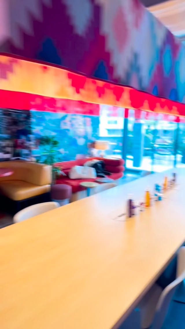 Fashion Week & Colour  Magic ✨
Danke an @larocheposay und @meetthepures 
Colour Check-Ups als Event- Highlight. Mega Idee! 
Leuchtende Augen, warme vs. kühle Töne und diese besonderen Aha-Momente, wenn Farben plötzlich die ganze Ausstrahlung verändern.
Genau dafür liebe ich meine Arbeit. 💛
Danke an die wunderbare Zoe für das schöne Video & an alle, die so offen mit mir in die Welt der Farben eingetaucht sind. 
💕Danke an euch  @vanessalealia @zoeliss @itscaroo @sissimelzer 
#laroscheposay #farbanalyseberlin #laroscheposayskincare #colourcoaching #colourchecking