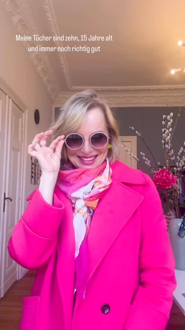 Tücher sind keine Nebensache.
Sie sitzen dort, wo Wirkung entsteht: direkt am Gesicht.
Genau deshalb entscheidet hier nicht der Trend 
sondern deine besten Farben und Muster.
Ein Tuch kann dich müde wirken lassen.
Oder strahlen lassen.
Es kann deine Augen zum Leuchten bringen
oder deinem Teint Energie nehmen.
Wenn du weißt, welche Nuancen wirklich mit dir arbeiten
(statt gegen dich),
wird aus einem einfachen Outfit ein Auftritt.
Und plötzlich brauchst du nicht mehr viele.
Nur die richtigen.
Welche Farben bringen dein Gesicht sofort zum Strahlen? ✨
Finde es mit mir heraus. 
Lass uns reden bei einem kostenlosen Kennenlern-Call. 
DM me 
#colourcoaching 
#identitystyling #farbundstilberatung #colourcoachingberlin #identitycoaching