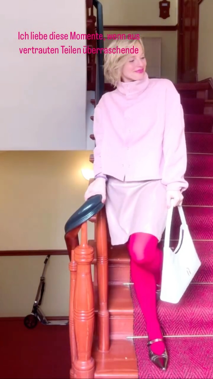 Der Kleiderschrank-Check ist einer der kraftvollsten Momente im Identity Styling.
Hier entstehen die großen Aha-Erlebnisse.
„So habe ich das noch nie kombiniert.“
„Mit Gürtel wirkt es plötzlich ganz anders.“
„Warum habe ich dieses Teil so lange nicht getragen?“
Mit einem neuen Blick auf deinen Stil verändert sich auch der Blick auf deinen Kleiderschrank.
Plötzlich entstehen aus vertrauten Teilen neue Looks. Blusen werden anders geknöpft, Sommerstücke wandern in Frühlingsoutfits, Materialien treffen aufeinander, an die du vorher nie gedacht hast.
Und auf einmal wird aus „Ich habe nichts anzuziehen“ ein Gefühl von Möglichkeiten.
Das Schönste daran: Du entdeckst dich selbst neu durch Kleidung, die längst da ist.
Ein Erlebnis, das kein Algorithmus und keine KI ersetzen kann.
Weil Stil immer persönlich ist. 
Das gilt natürlich auch für männliche Kunden. 🌟
Gelbe Bluse, rosa Jacke und rosa Rock by @missfameberlin 
#supportlocals #werbungausüberzeugung